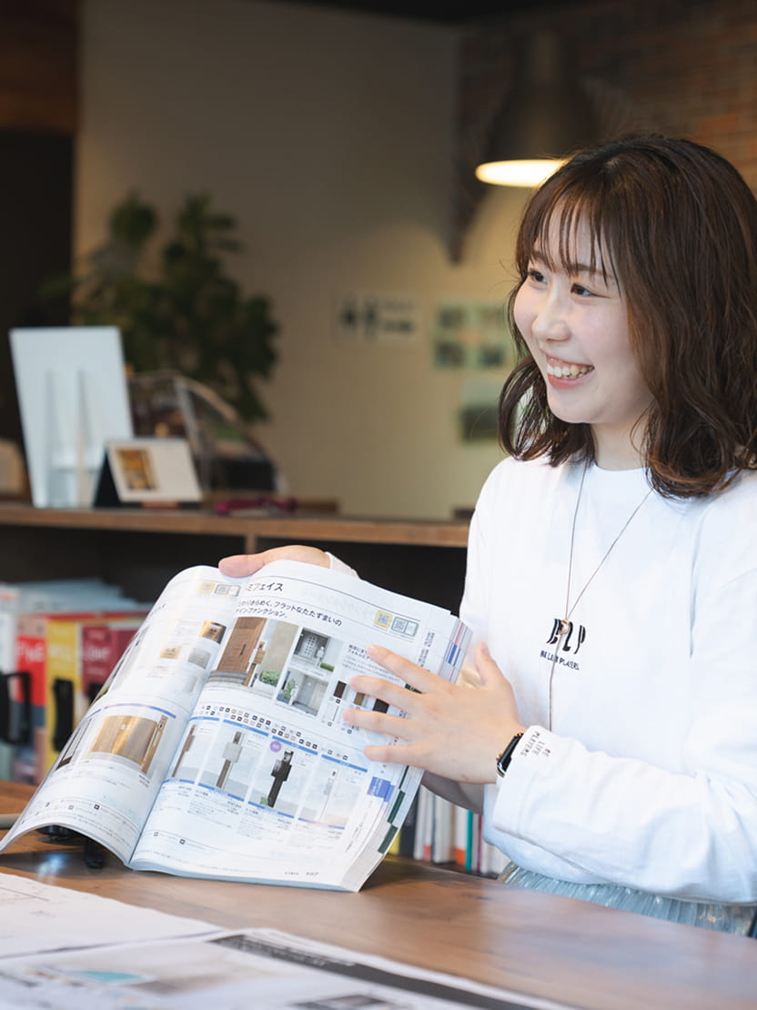ヒロ建工の社員が現場で打ち合わせをする様子
