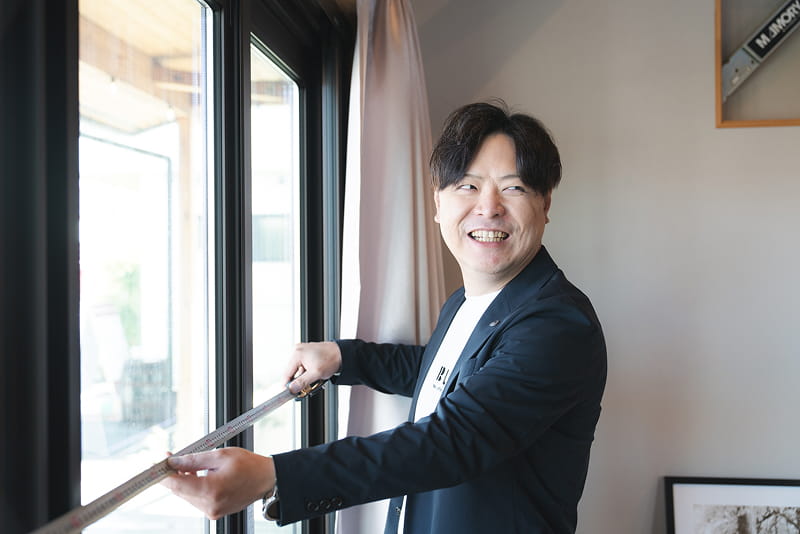 ヒロ建工のリフォーム営業スタッフが住宅内でメジャーを使い計測する様子