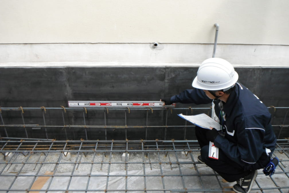 厳格な品質管理を実践する施工管理職スタッフ