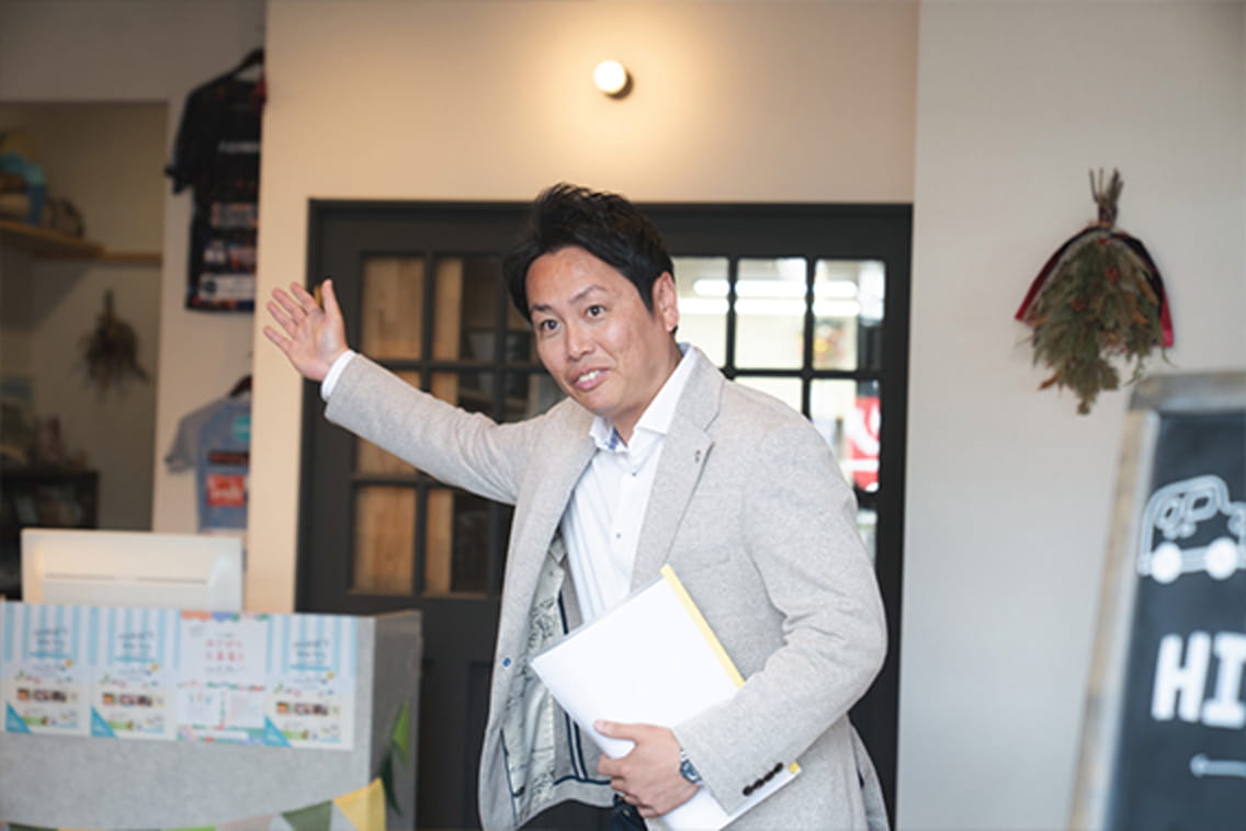新築住宅営業職の仕事風景