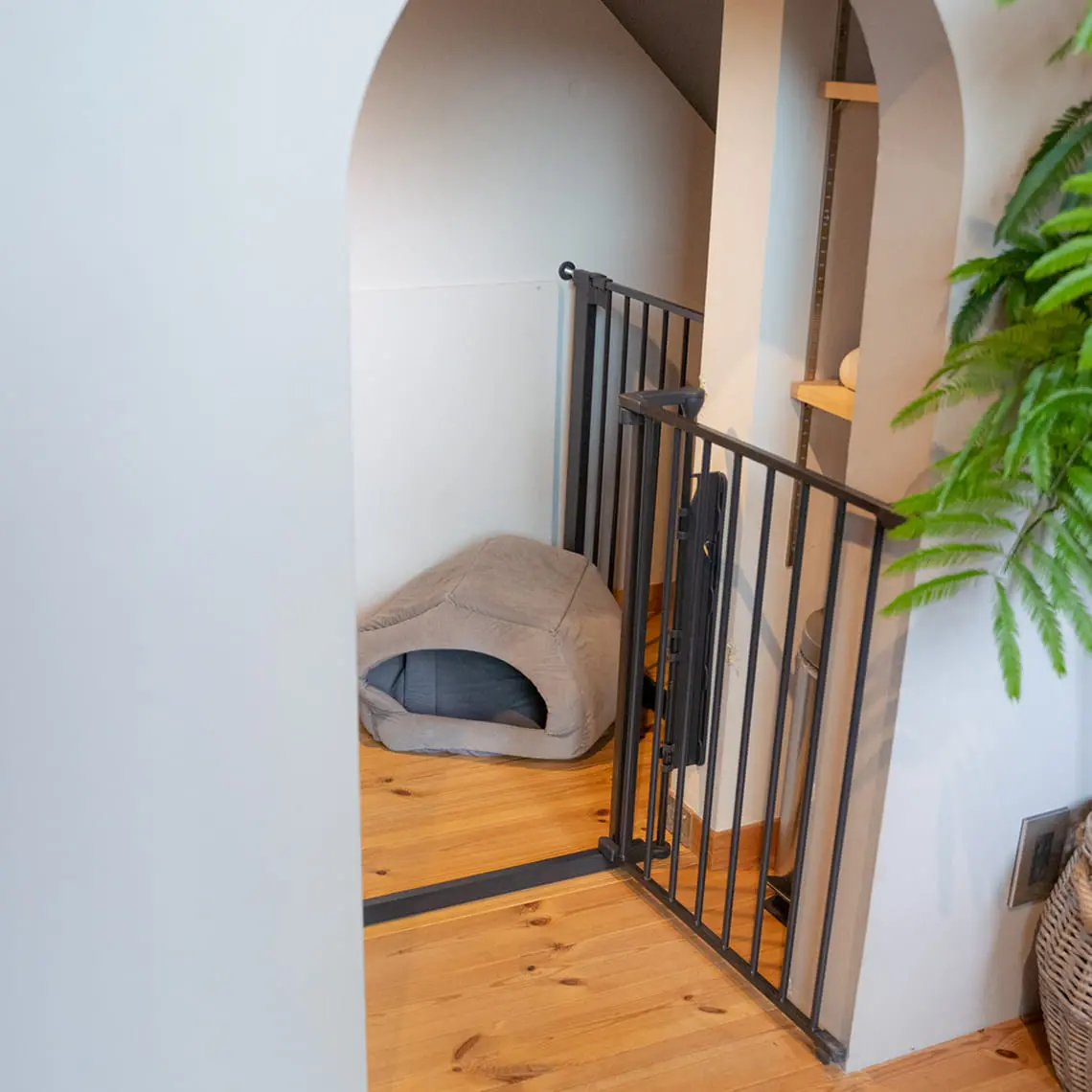 室内の一角に設けられたペット用スペースと小さなゲート