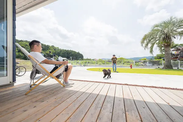 広い庭で元気に遊ぶ犬と家族のひととき