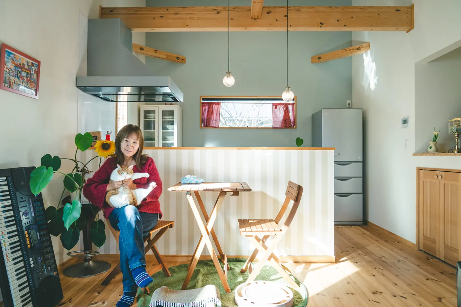 木の温もりあるリビングで愛猫を抱く女性